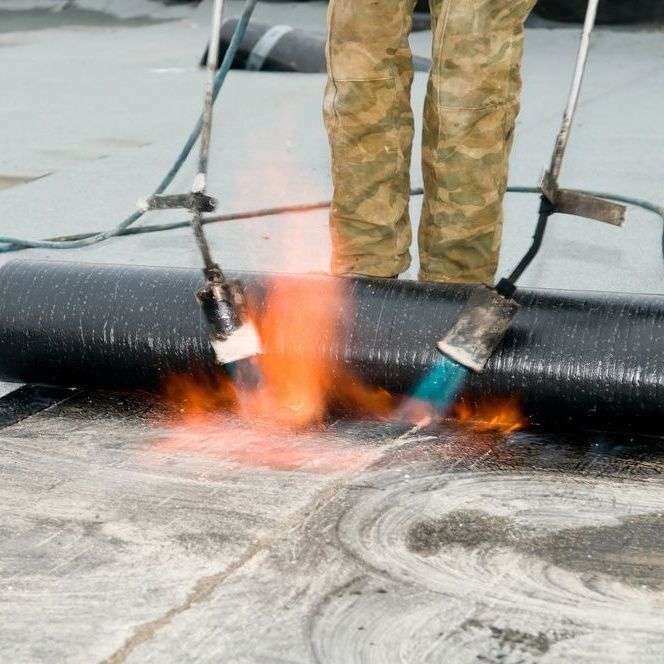 Plat dak branden door dakdekker in Dedemsvaart