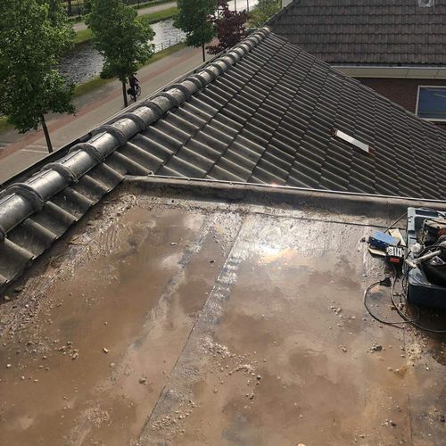 Een oude dakkapel met lekkages Een oude dakkapel in Dedemsvaart