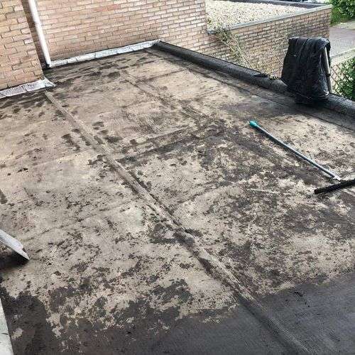 Schoonmaken van een plat dak in Dedemsvaart Schoonmaken van een plat dak in Dedemsvaart